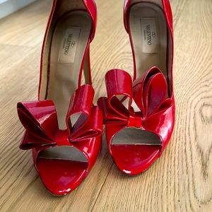 Valentino red pumps with bow damaged